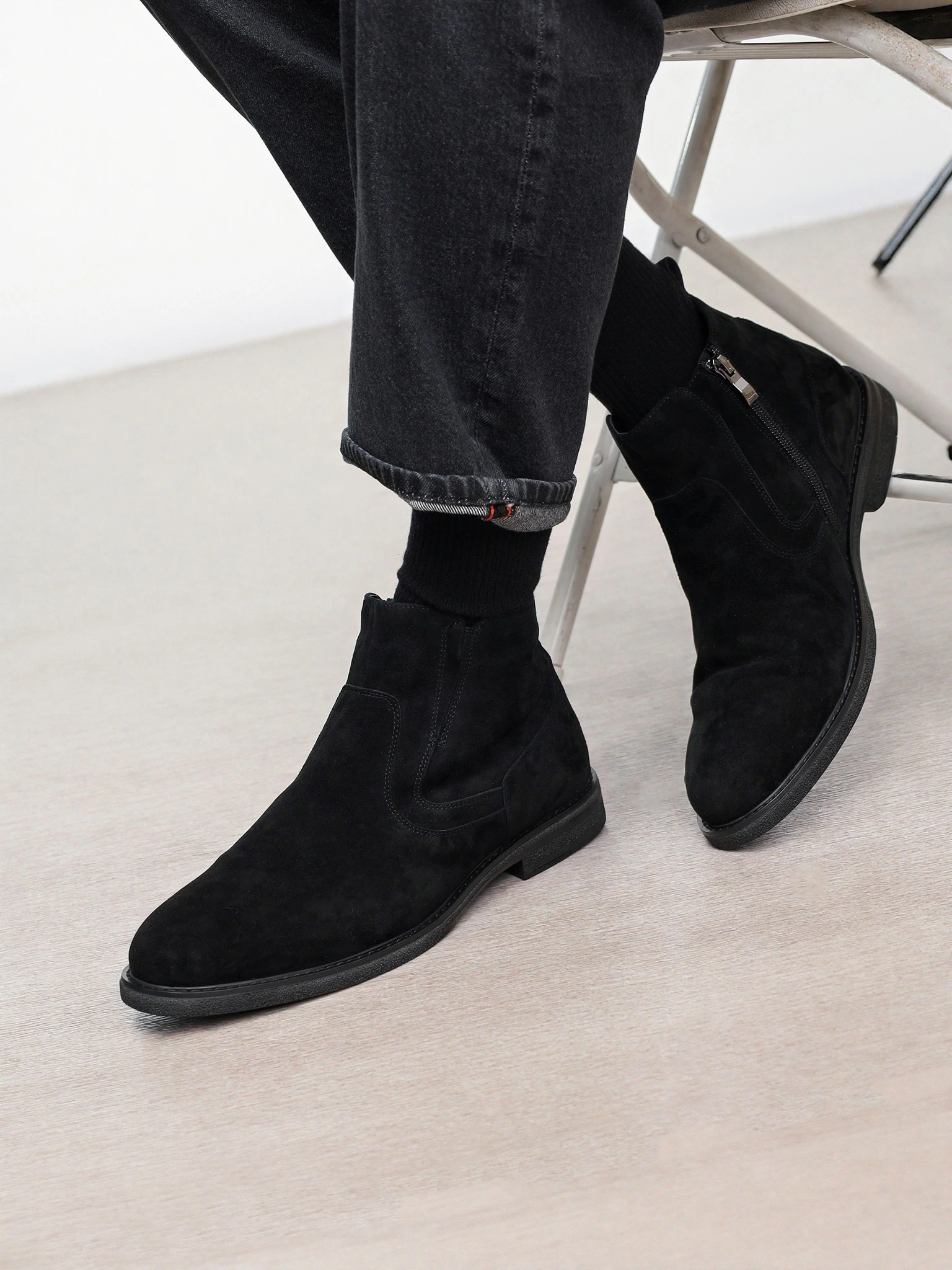 Ботинки черного цвета из натурального велюра